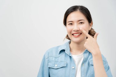 Asya gülümsemesi ve ameliyattan sonra mutlu olmak, estetik ameliyat, cilt beyazlatma enjeksiyonu, dolgu enjeksiyonu, cilt yenileme, güzel Asyalı kızlar güzellik kliniğinde, cilt bakımı, cilt bakımı...