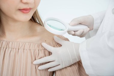 Asyalı bir kızın cilt sorunu ve güzelliği. Cilt bakımı, cilt alerjisi, steroid alerjisi, hassas cilt, kimyasal alerji, isilik, böcek ısırığı, cilt iltihabı....