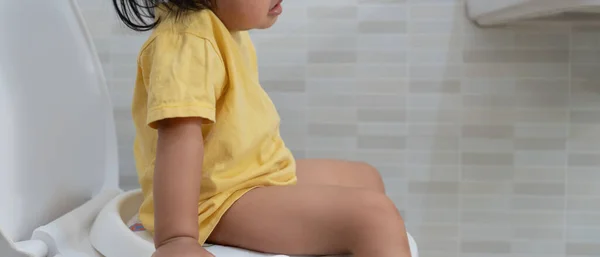 화장실에 아이들에 Dyspepsia 긴장시키기 요실금 의자에 궤양성 대장염 — 스톡 사진