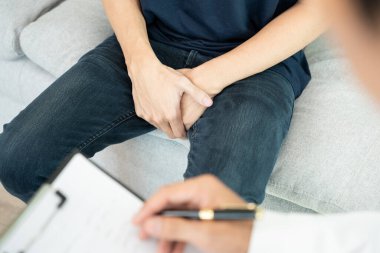 Adam mahrem yerlerin önünde el ele tutuşup rahatsızlık duyuyor ve doktora danışıyor. Zührevi, testis kanseri. Mesane sorunları, ereksiyon bozukluğu, erken boşalma, prostat kanseri.