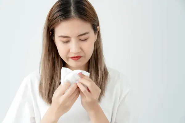 Polen Alergias Mujer Joven Asiática Estornudando Pañuelo Soplando Una Toallita —  Fotos de Stock