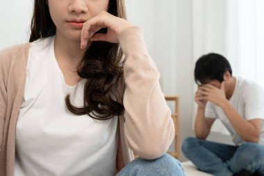 Boşanma ve kavgalar. Çiftler evlendikten sonra çaresiz ve hayal kırıklığına uğrarlar. Karı koca kavgalar yüzünden üzgün, üzgün ve hayal kırıklığına uğramış durumdalar. Güvensizlik, aşk sorunları, ihanetler. aile sorunu.