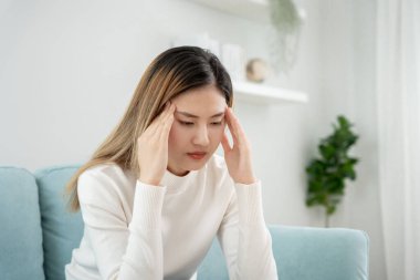 Baş ağrısı, kadın migren ağrısı, kötü sağlık, Asyalı kadın stres ve baş ağrısı, ofis sendromu, alınına dokunmaktan yorgun düşmüş migren ya da depresyon, sinirli kız, hüzünlü hüzün.