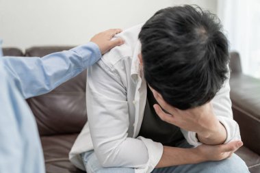 Hayat ve aile meselelerini tartışırken psikiyatrist omuzlarını tutuyor. Doktor cesaretlendiriyor ve empati kuran kadın depresyona giriyor. Psikolojik, boşanmayı kaydet, el ele, güven, ilgi