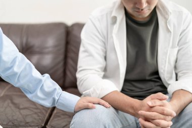 Psikiyatrist, hayat ve aile meselelerini tartışırken endişeli hissediyor. Doktor cesaretlendiriyor ve empati kuran kadın depresyona giriyor. Psikolojik, boşanmayı kaydet, el ele, güven