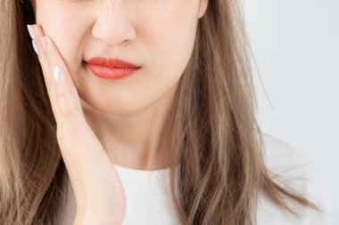 Asyalı kadınlar diş eti iltihabı, dişleri, çürüme problemleri, diş bakımı yüzünden diş ağrısı çekerler. hassas diş, çürüme problemi, kötü nefes, Gingival durgunluk, ağız temizliği eğitimi, diş çekilmesi