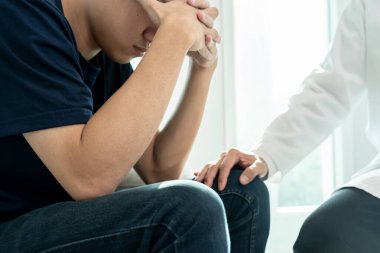 Psikiyatrist, hayat ve aile meselelerini tartışırken endişeli hissediyor. Doktor cesaretlendiriyor ve empati kuran kadın depresyona giriyor. Psikolojik, boşanmayı kaydet, el ele, güven
