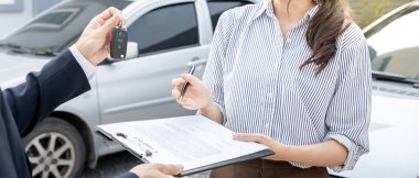 Kira, kiralık araba, satış, alım. Satış müdürü araba anahtarlarını yeni sahibine gönderir. Satışlar, kredi kredisi finans, kira aracı, sigorta, kiralama, satıcı, satıcı, taksit, araba bakımı işi