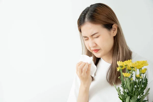 꽃가루 알레르기가 동양인젊은 여자는 손수건으로 재채기를 하거나 수건을 꽃이나 알레르기 — 스톡 사진