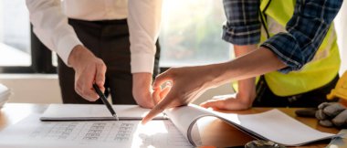 Mühendisler ve sahipleri inşaat planlarını gözden geçirip kontrol etmeyi tartıştılar. Sivil projeye başlamadan önce müteahhit teftişi çizimi. proje planlaması, danışmanlık, mimari.