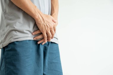 Adam mahrem yerlerinin önünde el ele tutuşup hastalıktan ve iltihaplanmadan rahatsızlık duyuyor. Zührevi, testis kanseri. Mesane sorunları, ereksiyon bozukluğu, erken boşalma, prostat kanseri.