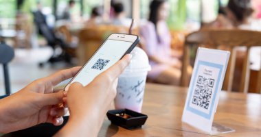 Kadın, kafeterya restoranında sipariş menüsü için dijital dağıtım ile QR kodunu taramak için akıllı telefon kullanıyor. Menüyü ve siparişi seçin ve indirimi toplayın. E cüzdan, teknoloji, online ödeme, kredi kartı, banka uygulaması.