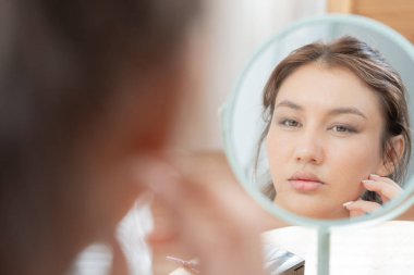 Genç bir kadın, yüz dermatolojisi ve kozmetik steroidlere alerjisi olduğu için endişeli. Hassas cilt, güneş yanığı, sivilce, kimyasallara alerjisi, yüzünde kızarıklık. cilt sorunları ve güzellik