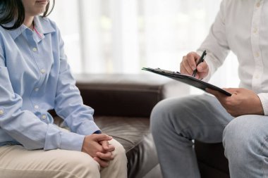 Akıl sağlığı sorunları olan bir kadın danışmanlık yapıyor. Psikiyatrist tedavi için hastanın durumunu kaydediyor. teşvik, sevgi ve aile sorunu, bipolar, depresyon hastası, intiharı koru