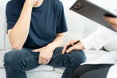 Adam mahrem yerlerin önünde el ele tutuşup rahatsızlık duyuyor ve doktora danışıyor. Zührevi, testis kanseri. Mesane sorunları, ereksiyon bozukluğu, erken boşalma, prostat kanseri.