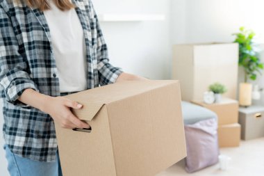 Taşınmak, taşınmak. Odanın içinde, içinde kişisel eşyalar ve mobilyalar olan karton bir kutu vardı. eve ya da apartmana taşın
