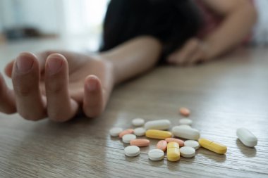 Kadın aşırı dozda hap kullanıyor, stresli, üzgün, uyuşturucu bağımlısı, uyuşturucu bağımlısı, hasta, sağlıksız, mutsuz, intihar, depresyon veya ümitsiz, uyuşturucu bağımlısı, yaşam ve aile sorunları, motivasyonsuz