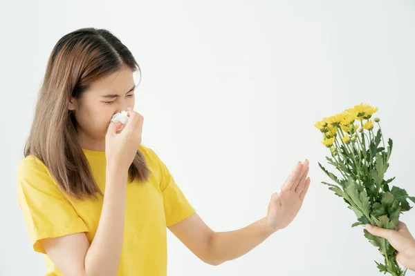 Alergias Pólen Jovem Mulher Asiática Espirrando Lenço Soprando Uma Toalhita — Fotografia de Stock