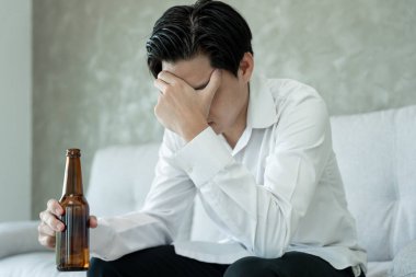 Depresyondaki genç iş adamı evde yalnız başına viski içmenin kötü hissettirdiğini vurguladı alkol içmek sorunlu içki, alkolizm, hayat ve aile sorunlarından muzdarip.