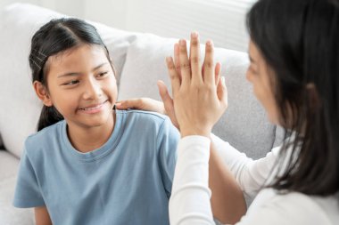 Anne kızı için öğretmenlik dersi. Asyalı küçük kız evde öğreniyor. Nazik anneyle ödev yap, sınav için cesaretlendir. Kız mutlu bir ev okulu. Annelik eğitimi..