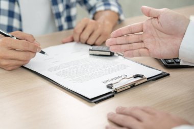 Kira, kiralık araba, satış, alım. Satış şirketi, sözleşme ve araba anahtarlarını imzalaması için yeni sahibine gönderir. Satışlar, kredi kredisi finans, kira aracı, sigorta, kiralama, satıcı, satıcı, taksit, araba bakımı işi