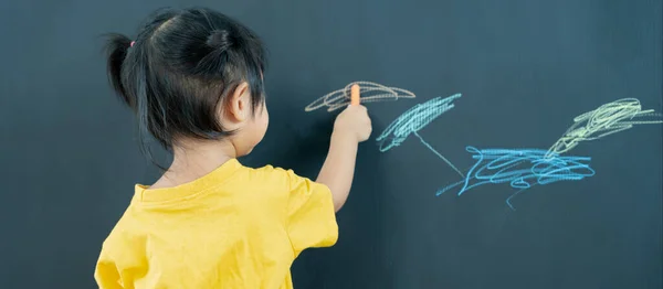 Счастливые Азиатские Дети Играют Учебную Краску Бумаге Активность Развитие Медиация — стоковое фото