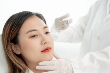 Kozmetik cerrahi, cilt beyazlatma enjeksiyonu, dolgu enjeksiyonu, cilt yenileme, güzel Asyalı kızlar güzellik kliniğinde, cilt bakımı, gözenek yenileme, kırışıklık, bebek yüzü...