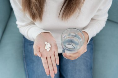 Kız elinde ilaç, ağrı kesici, tedavi, hastalık tedavisi, sterilize etme, vitamin, yatıştırıcı, sağlık hizmetleri, diyet takviyesi, tıbbi tedavi için ilaç, tonik, günlük ilaç dozajı
