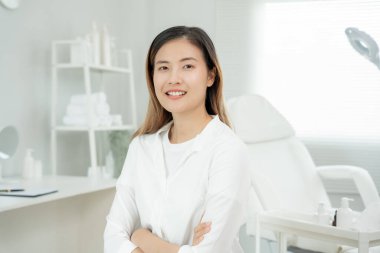 Dermatoloji ve güzellik kliniği, estetik doktor portresi, uzman dermatologların VIP müşterisi. Güzellik salonu, spa, rahatlamak için ekipmanla masaj, fizyoterapi, rahatlatıcı masaj, tedavi