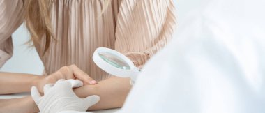 Asyalı bir kızın cilt sorunu ve güzelliği. Cilt bakımı, cilt alerjisi, steroid alerjisi, hassas cilt, kimyasal alerji, isilik, böcek ısırığı, cilt iltihabı....