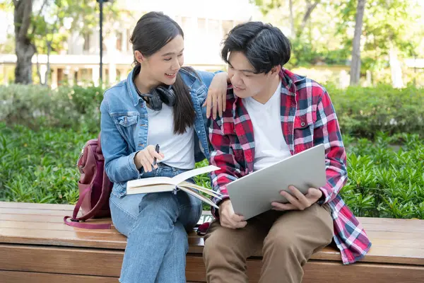 Grup Asyalı öğrenci toplantı takımı iş projesi için. Mutlu takım çevrimiçi çalışıyor. Üniversite kampüsünde kitap oku. Uluslararası Asya Üniversitesi Grubu. Eğitim, öğrenim, okul, üniversite, mezuniyet