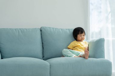 Asyalı çocukların keyfi yerinde, rahat, mutlu, dinlenme, oturma odası, çocukluk, yaşam tarzı, anaokulu, çalışma, aile,