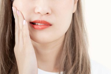 Asyalı kadınlar diş eti iltihabı, dişleri, çürüme problemleri, diş bakımı yüzünden diş ağrısı çekerler. hassas diş, çürüme problemi, kötü nefes, Gingival durgunluk, ağız temizliği eğitimi, diş çıkarma