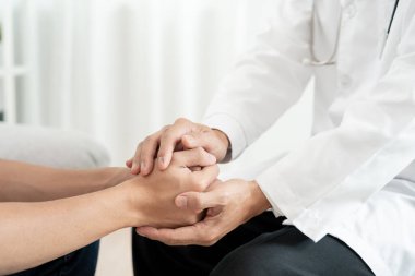 Psikiyatristler aile meselelerini tartışırken el ele tutuşuyorlar. Doktor cesaretlendiriyor ve empati kuran kadın depresyona giriyor. Psikolojik, boşanmayı kaydet, el ele, güven, ilgi