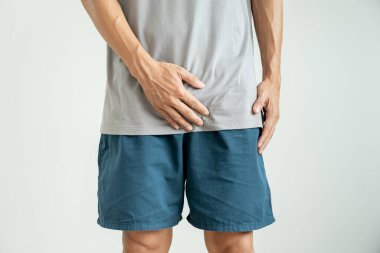 Adam mahrem yerlerinin önünde el ele tutuşup hastalıktan ve iltihaplanmadan rahatsızlık duyuyor. Zührevi, testis kanseri. Mesane sorunları, ereksiyon bozukluğu, erken boşalma, prostat kremi.