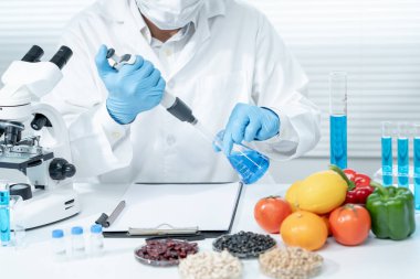 Bilimadamı laboratuvardaki kimyasal gıda kalıntılarını kontrol ediyor. Denetim uzmanları sebzelerin kalitesini inceler. Laboratuvar, tehlikeli maddeler, yasaklı maddeler, kirlilik, mikroskop, mikrobiyolog