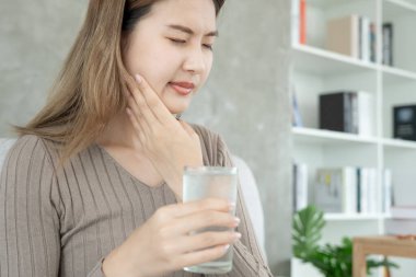 Soğuk içtikten sonra Asyalı kadınlar hassas dişler hisseder, dişleri çürür, çürüme problemleri, diş bakımı, diş çekilmesi, çürüme problemi, kötü nefes alma problemi, diş sağlığı durgunluğu, ağız sağlığı eğitimi