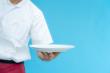 Yemek pişirme, aşçılık, erkek aşçı elinde boş tabak, mavi arka planda erkek aşçı, profesyonel, şov, servis, yemek pişirme, gurme, yemek, servis, restoran, sunum