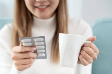 Kız elinde ilaç, ağrı kesici, tedavi, hastalık tedavisi, sterilize etme, vitamin, yatıştırıcı, sağlık hizmetleri, diyet takviyesi, tıbbi tedavi için ilaç, tonik, günlük ilaç dozajı