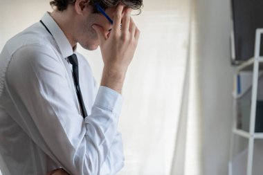 Depresyon ve akıl hastalığı. Kötü haberler aldıktan sonra insan hayal kırıklığına uğrar. Stresli çocuk mutsuz problemle kafasını karıştırıyor, kız arkadaşla tartışıyor, ağlıyor ve beklenmedik işler için endişeleniyor, ekonomide düşüş var..