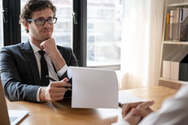 Yöneticiler iş başvurusu belgelerini kabul eder ve iş başvurularını okurlar. Şirket insan bulmak için internetten boş kadro yayınlıyor. İnsan kaynakları, röportajlar, mektuplar, yetkinlik.