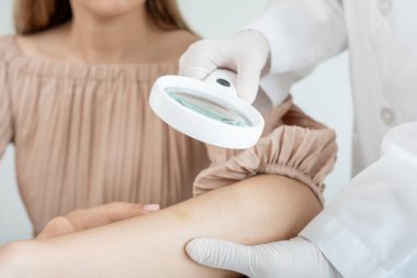 Asyalı bir kızın cilt sorunu ve güzelliği. Cilt bakımı, cilt alerjisi, steroid alerjisi, hassas cilt, kimyasal alerji, isilik, böcek ısırığı, cilt iltihabı....