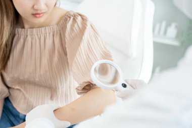 Asyalı bir kızın cilt sorunu ve güzelliği. Cilt bakımı, cilt alerjisi, steroid alerjisi, hassas cilt, kimyasal alerji, isilik, böcek ısırığı, cilt iltihabı....