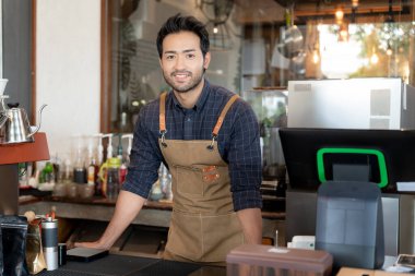 İşadamı ilk iş gününde açıktır. Güvenliği, temizliği ve kafeyi açmayı garanti ediyor. Yeni normallere açık. Küçük işletme, hoş geldin, restoran, ev yapımı