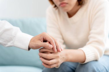 Psikiyatristler aile meselelerini tartışırken el ele tutuşuyorlar. Doktor cesaretlendiriyor ve empati kuran kadın depresyona giriyor. Psikolojik, boşanmayı kaydet, el ele, güven, ilgi