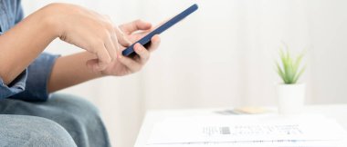 Kadın, internetten belge faturasını aldıktan sonra kredi kartı faturasını ödemek için barkod veya QR kodlarını taramak için telefon kullanıyor. ödeme, ödeme, ödeme, dijital ödemeler, teknoloji, tarama, mali işlemler 