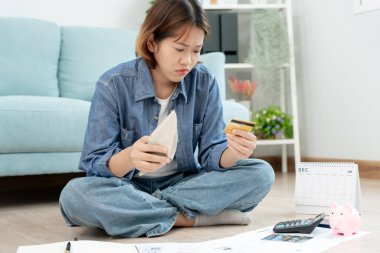 Yüklü faturaları ve faturaları olan stresli ve baş ağrısı çeken Asyalı kadın harcamaları ve kredi kartı borçlarını ödeyecek parası yok. kıtlık, mali sorunlar, mortgage, kredi, iflas, iflas, yoksul, boş cüzdan