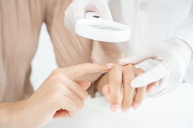 Asyalı bir kızın cilt sorunu ve güzelliği. Cilt bakımı, cilt alerjisi, steroid alerjisi, hassas cilt, kimyasal alerji, isilik, böcek ısırığı, cilt iltihabı....