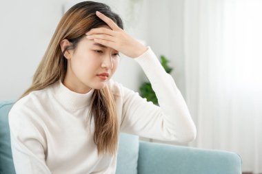 Baş ağrısı, kadın migren ağrısı, kötü sağlık, Asyalı kadın stres ve baş ağrısı, ofis sendromu, alınına dokunmaktan yorgun düşmüş migren ya da depresyon, sinirli kız, hüzün.