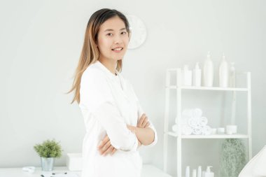 Dermatoloji ve güzellik kliniği, estetik doktor portresi, uzman dermatologların VIP müşterisi. Güzellik salonu, spa, rahatlamak için ekipmanla masaj, fizyoterapi, rahatlatıcı masaj, tedavi